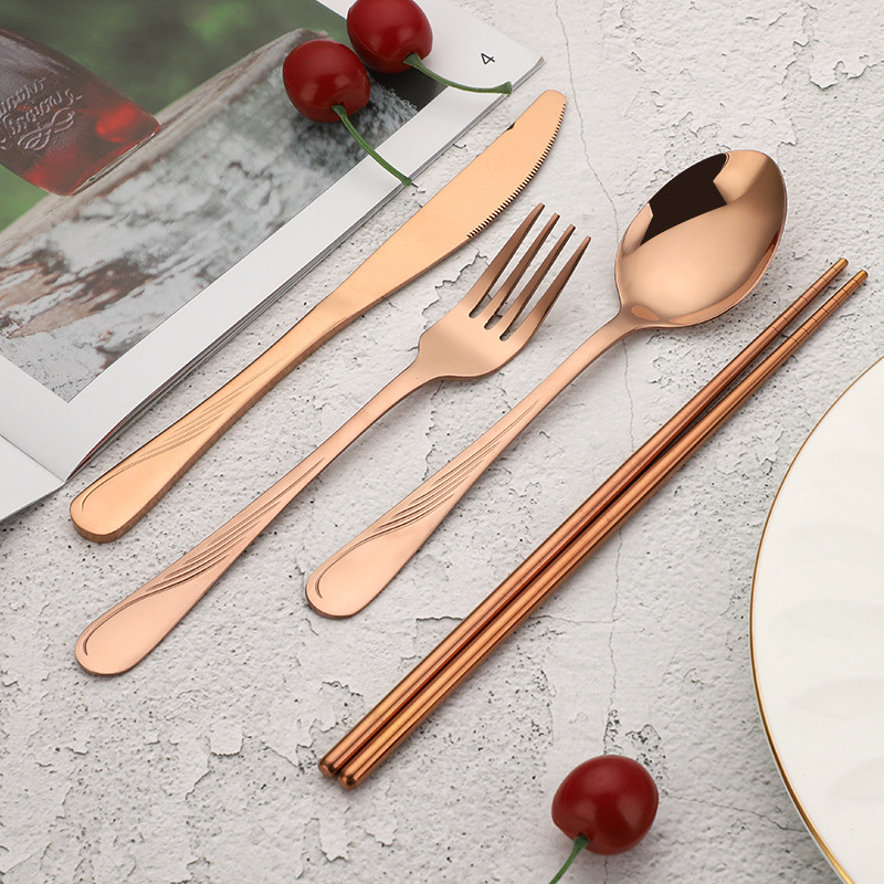 Set de tacâmuri din oțel inoxidabil placat cu titan: cuțit, furculiță, lingură și bețișoare – 4 piese, în cutie cadou