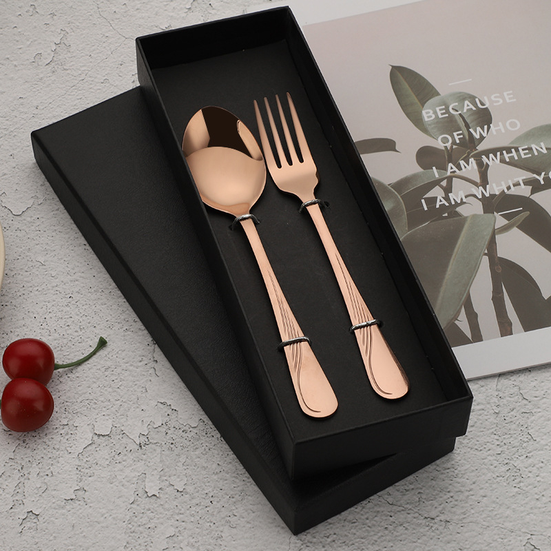 Set de tacâmuri din oțel inoxidabil placat cu titan: cuțit, furculiță, lingură și bețișoare – 4 piese, în cutie cadou