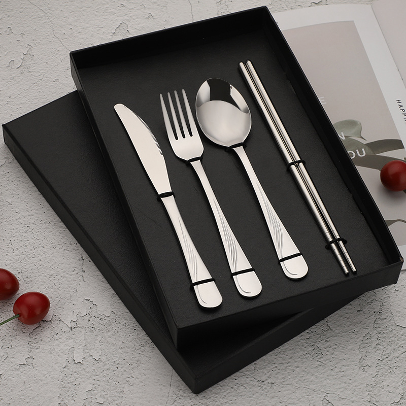 Set de tacâmuri din oțel inoxidabil placat cu titan: cuțit, furculiță, lingură și bețișoare – 4 piese, în cutie cadou