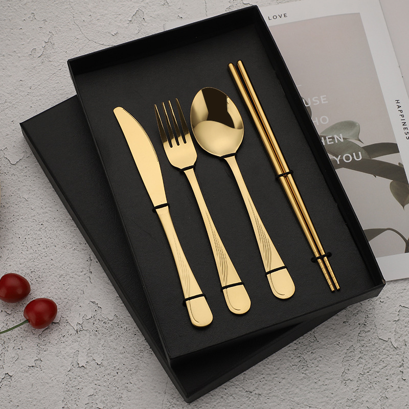 Set de tacâmuri din oțel inoxidabil placat cu titan: cuțit, furculiță, lingură și bețișoare – 4 piese, în cutie cadou