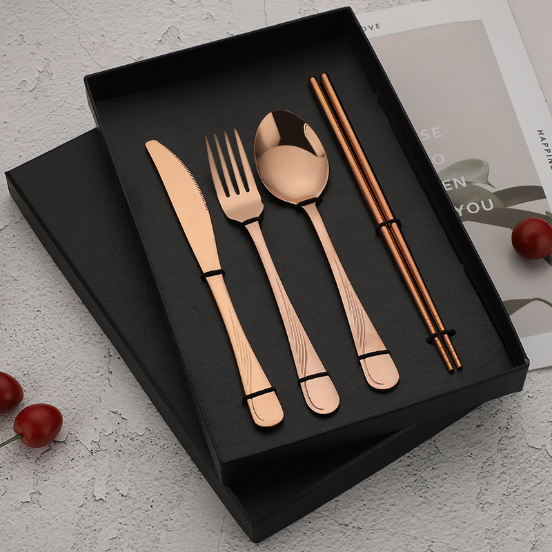 Set de tacâmuri din oțel inoxidabil placat cu titan: cuțit, furculiță, lingură și bețișoare – 4 piese, în cutie cadou