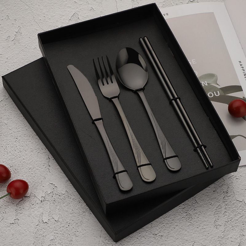 Set de tacâmuri din oțel inoxidabil placat cu titan: cuțit, furculiță, lingură și bețișoare – 4 piese, în cutie cadou