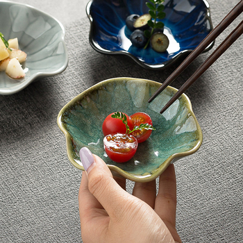 Japán stílusú porcelán mártogató tál, lotuslevél-forma, aláglazúros színnel