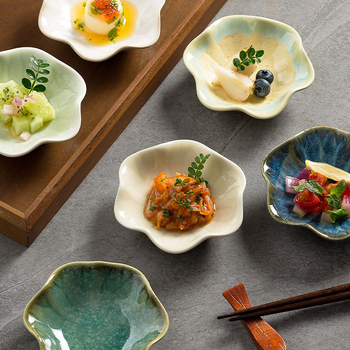 Japán stílusú porcelán mártogató tál, lotuslevél-forma, aláglazúros színnel