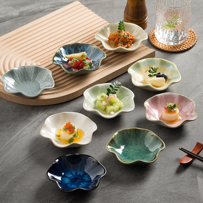 Japán stílusú porcelán mártogató tál, lotuslevél-forma, aláglazúros színnel