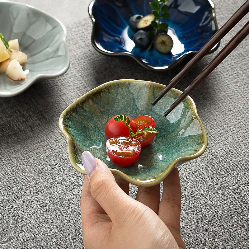 Japán stílusú porcelán mártogató tál, lotuslevél-forma, aláglazúros színnel
