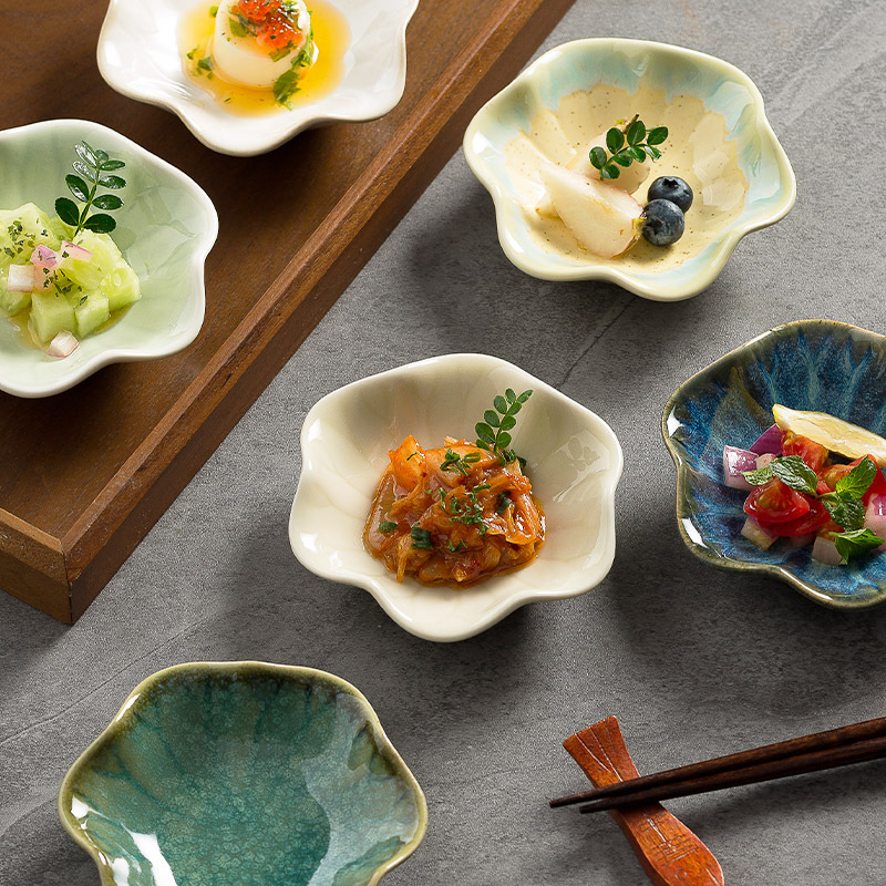 Japán stílusú porcelán mártogató tál, lotuslevél-forma, aláglazúros színnel