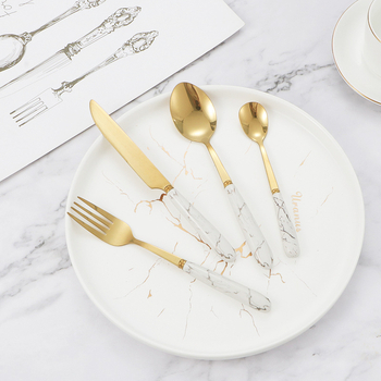 Set de tacâmuri din oțel inoxidabil, cu mânere din ceramică, model marmorat, stil nordic minimalist; include cuțite, linguri, furculițe și lingurițe, cu raft