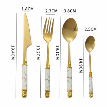 Set de tacâmuri din oțel inoxidabil, cu mânere din ceramică, model marmorat, stil nordic minimalist; include cuțite, linguri, furculițe și lingurițe, cu raft