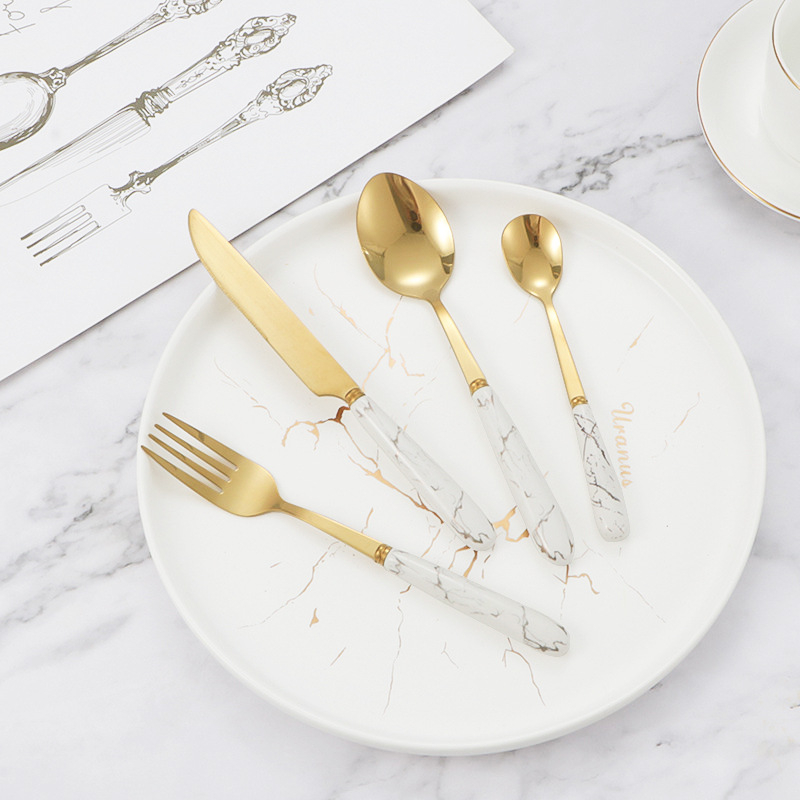 Set de tacâmuri din oțel inoxidabil, cu mânere din ceramică, model marmorat, stil nordic minimalist; include cuțite, linguri, furculițe și lingurițe, cu raft