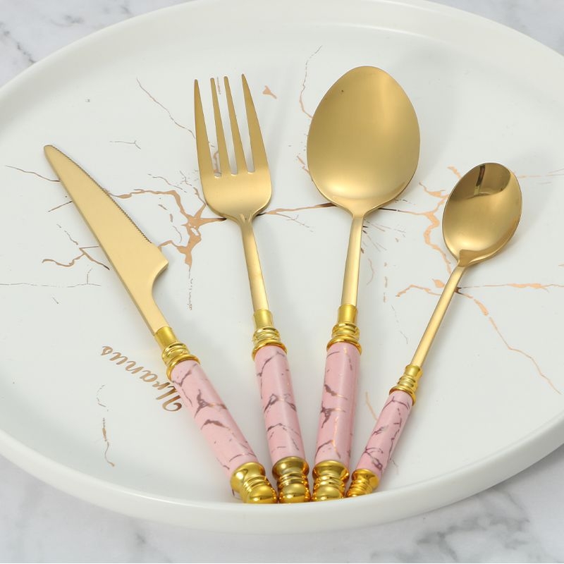 Set de tacâmuri din oțel inoxidabil, cu mânere din ceramică, model marmorat, stil nordic minimalist; include cuțite, linguri, furculițe și lingurițe, cu raft