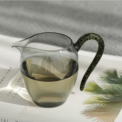 Pahar de ceai din sticlă borosilicat rezistentă la căldură, cu mâner colorat, pentru servirea ceaiului