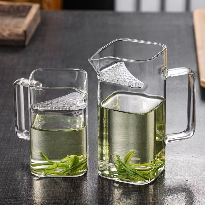 Ceașcă de ceai din sticlă cu filtru integrat, sticlă rezistentă la temperatură, mâner colorat, corp mare și transparent, în formă de lună