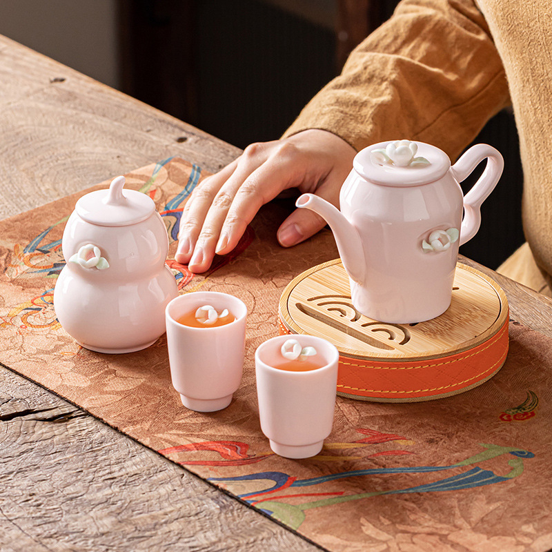 Set Gongfu de ceai din ceramică roz, lucrat manual, cu design floral și posibilitatea imprimării logo-ului