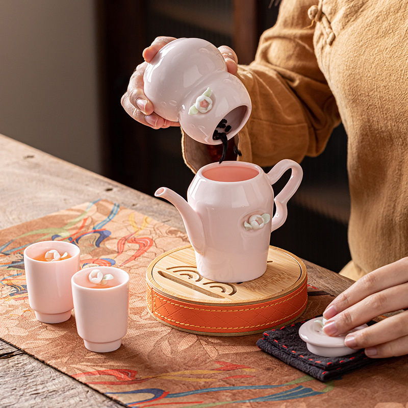 Set Gongfu de ceai din ceramică roz, lucrat manual, cu design floral și posibilitatea imprimării logo-ului