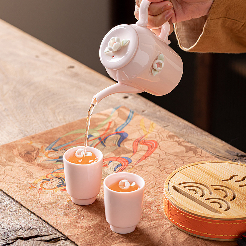 Set Gongfu de ceai din ceramică roz, lucrat manual, cu design floral și posibilitatea imprimării logo-ului