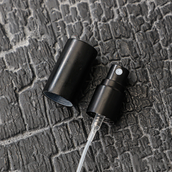 Átlátszó üvegparfümös üvegek csavaros kupakkal, különböző kapacitásokkal (3 ml, 5 ml, 10 ml, 15 ml, 18 ml, 20 ml, 30 ml), arany, ezüst, rozé arany, fényes fekete és matt fekete kupakkal