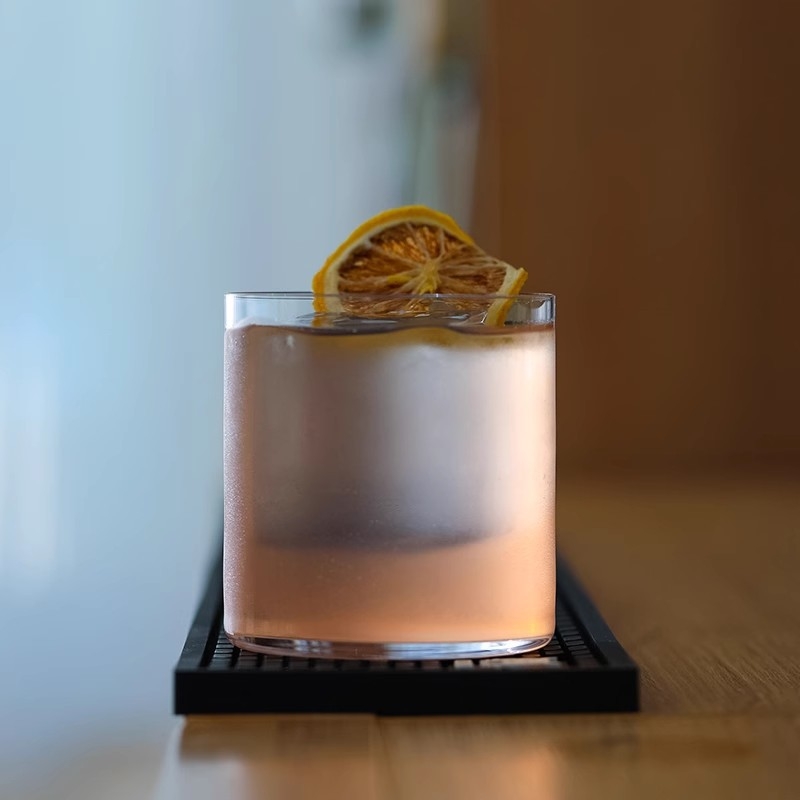Pahar înalt, subțire din sticlă de cristal, cu pereți drepți, pentru cocktailuri, whisky, cafea și lichioruri; sticlă borosilicat, 201–300 ml