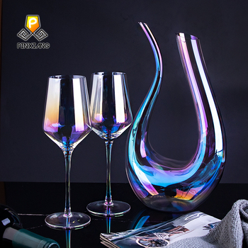 Set de pahare din cristal colorat pentru vin roșu, cu decantor în formă de harpă și pahare cu picior înalt.