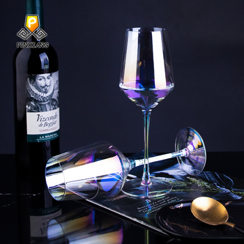 Set de pahare din cristal colorat pentru vin roșu, cu decantor în formă de harpă și pahare cu picior înalt.
