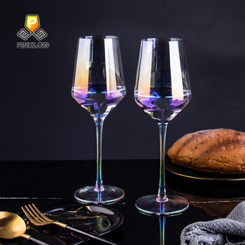 Set de pahare din cristal colorat pentru vin roșu, cu decantor în formă de harpă și pahare cu picior înalt.