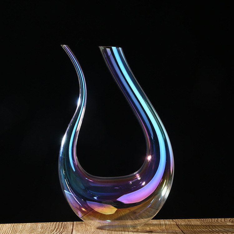Set de pahare din cristal colorat pentru vin roșu, cu decantor în formă de harpă și pahare cu picior înalt.