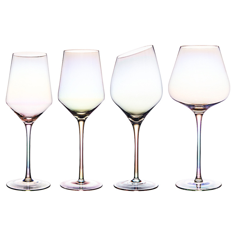 Set de pahare din cristal colorat pentru vin roșu, cu decantor în formă de harpă și pahare cu picior înalt.