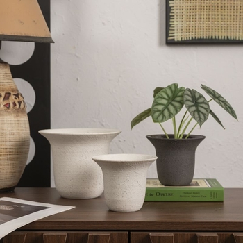 Ghiveci ceramic cu gură largă, design inspirat de capac de pix, în nuanțe gri închis și alb, pentru interior, minimalist și versatil.