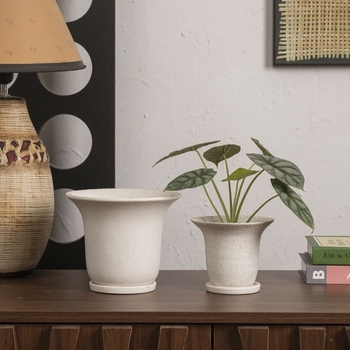 Ghiveci ceramic cu gură largă, design inspirat de capac de pix, în nuanțe gri închis și alb, pentru interior, minimalist și versatil.