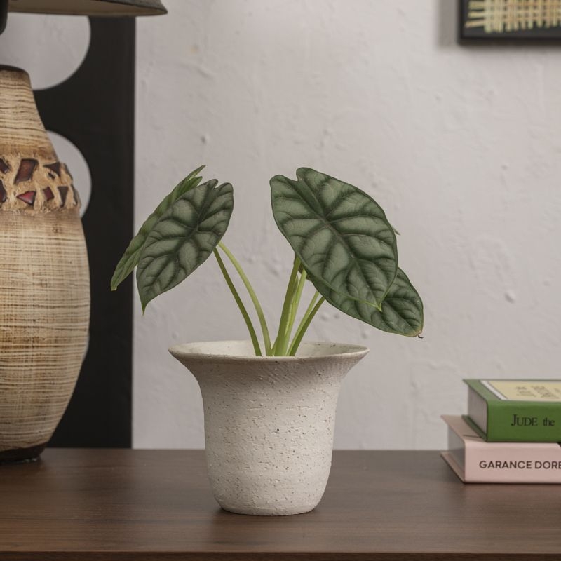 Ghiveci ceramic cu gură largă, design inspirat de capac de pix, în nuanțe gri închis și alb, pentru interior, minimalist și versatil.