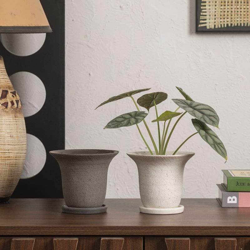 Ghiveci ceramic cu gură largă, design inspirat de capac de pix, în nuanțe gri închis și alb, pentru interior, minimalist și versatil.