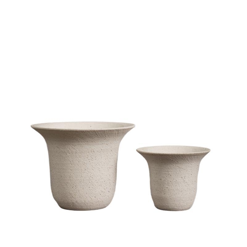 Ghiveci ceramic cu gură largă, design inspirat de capac de pix, în nuanțe gri închis și alb, pentru interior, minimalist și versatil.