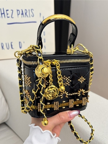 Mini torbica za ruž sa metalnim ukrasima, crossbody stil, ženama, moda, proljeće-ljeto 2026