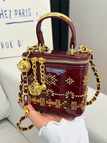Mini torbica za ruž sa metalnim ukrasima, crossbody stil, ženama, moda, proljeće-ljeto 2026