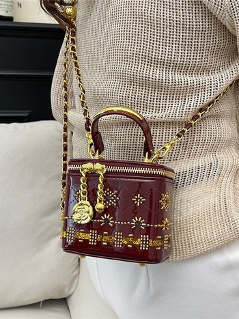 Mini torbica za ruž sa metalnim ukrasima, crossbody stil, ženama, moda, proljeće-ljeto 2026