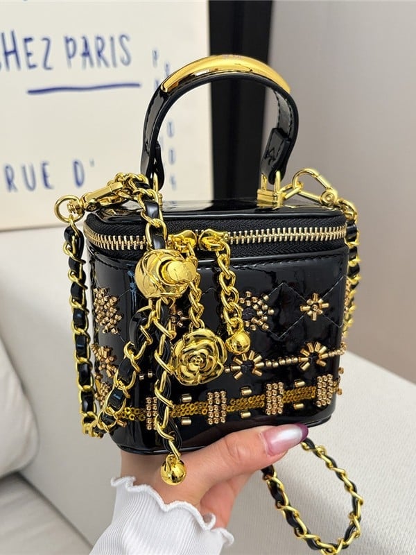 Mini torbica za ruž sa metalnim ukrasima, crossbody stil, ženama, moda, proljeće-ljeto 2026