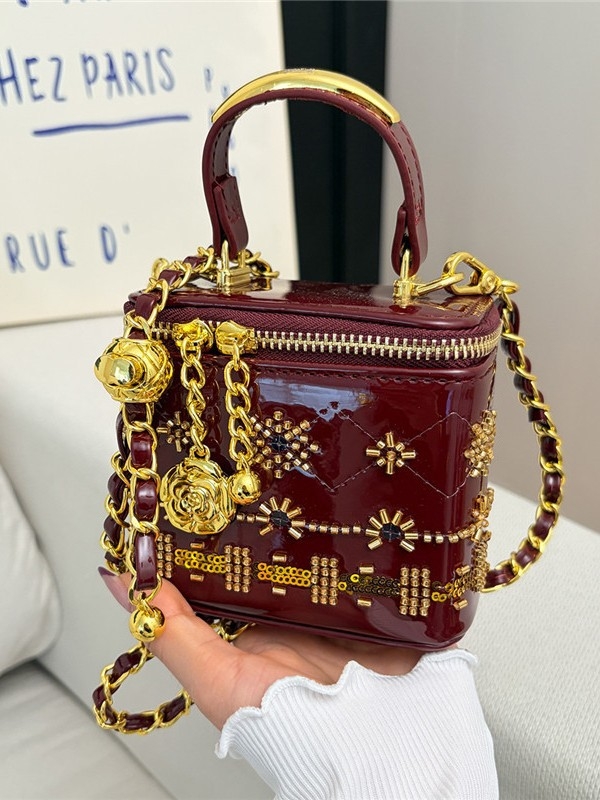 Mini torbica za ruž sa metalnim ukrasima, crossbody stil, ženama, moda, proljeće-ljeto 2026