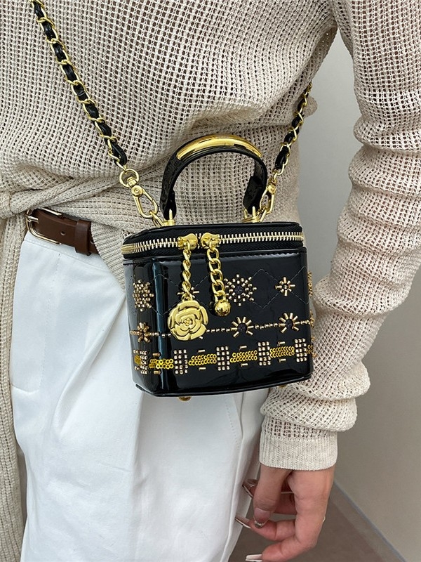 Mini torbica za ruž sa metalnim ukrasima, crossbody stil, ženama, moda, proljeće-ljeto 2026