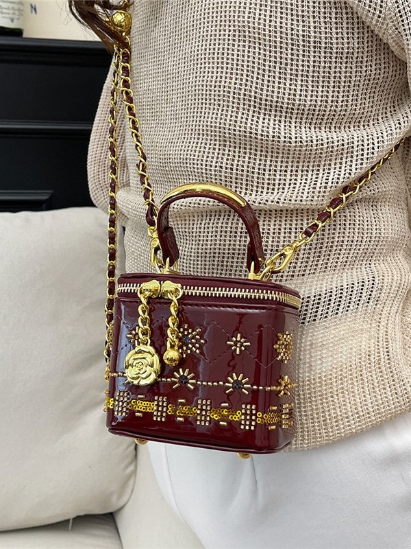 Mini torbica za ruž sa metalnim ukrasima, crossbody stil, ženama, moda, proljeće-ljeto 2026