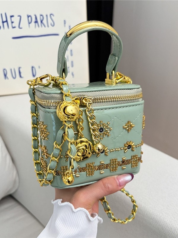 Mini torbica za ruž sa metalnim ukrasima, crossbody stil, ženama, moda, proljeće-ljeto 2026