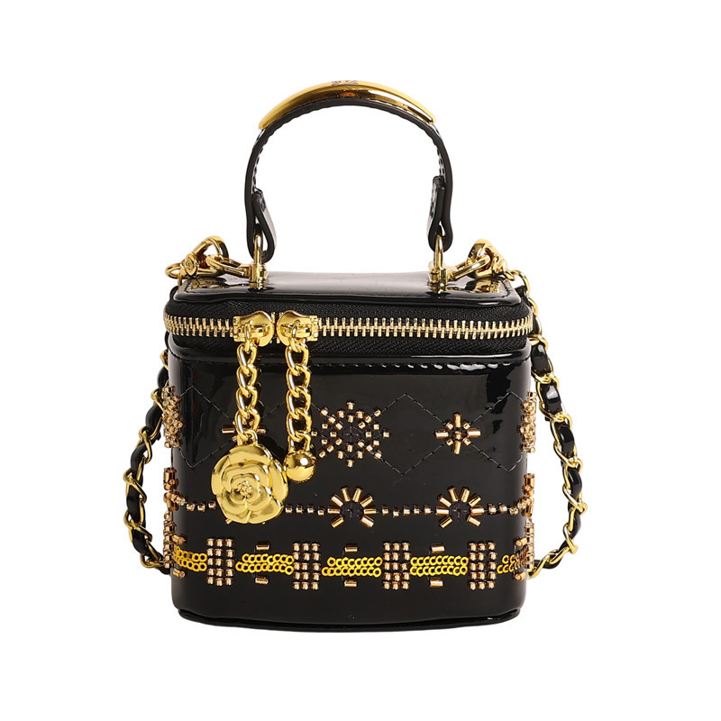 Mini torbica za ruž sa metalnim ukrasima, crossbody stil, ženama, moda, proljeće-ljeto 2026