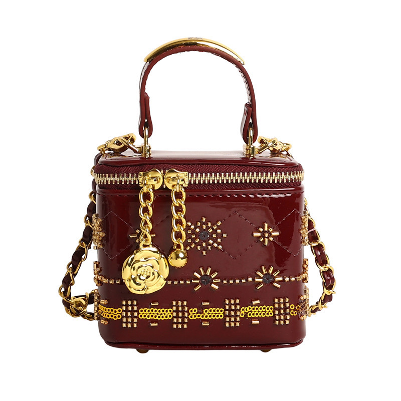 Mini torbica za ruž sa metalnim ukrasima, crossbody stil, ženama, moda, proljeće-ljeto 2026
