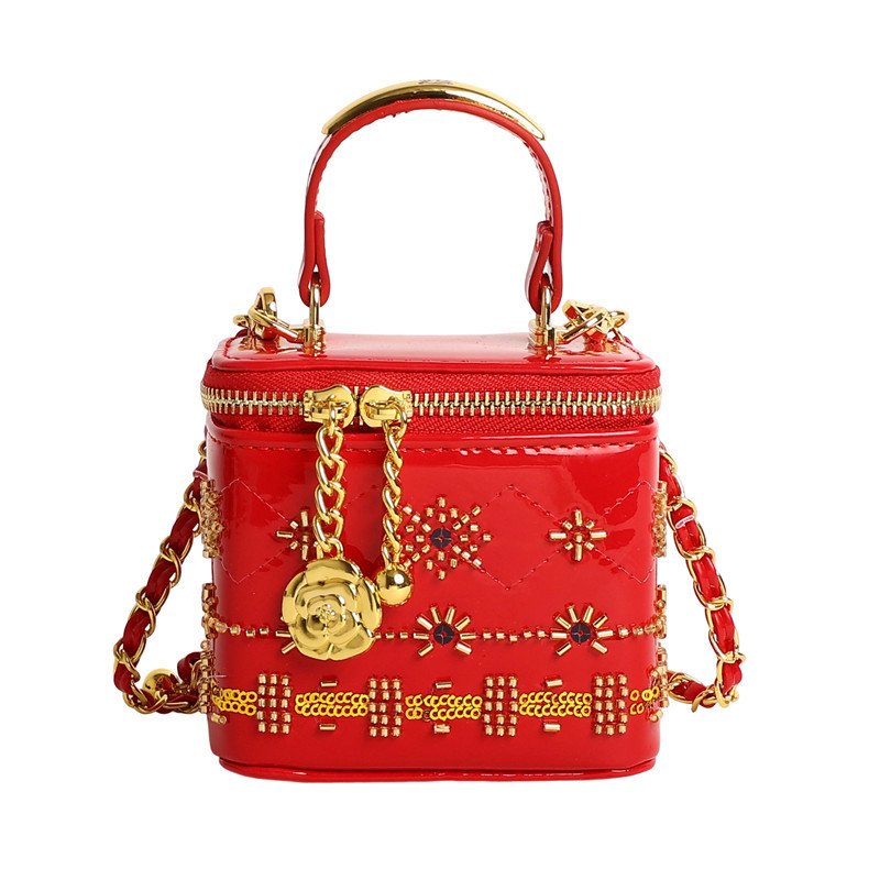 Mini torbica za ruž sa metalnim ukrasima, crossbody stil, ženama, moda, proljeće-ljeto 2026