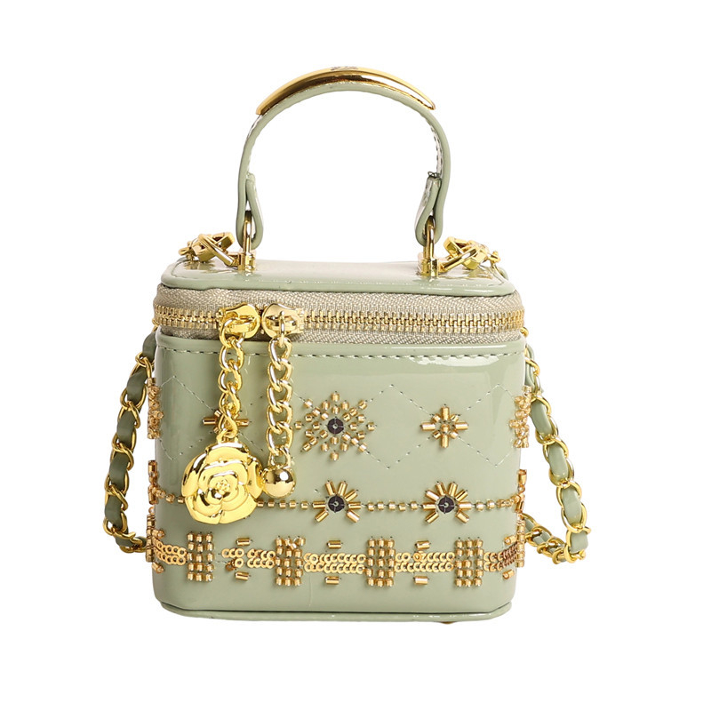 Mini torbica za ruž sa metalnim ukrasima, crossbody stil, ženama, moda, proljeće-ljeto 2026