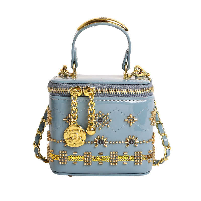 Mini torbica za ruž sa metalnim ukrasima, crossbody stil, ženama, moda, proljeće-ljeto 2026