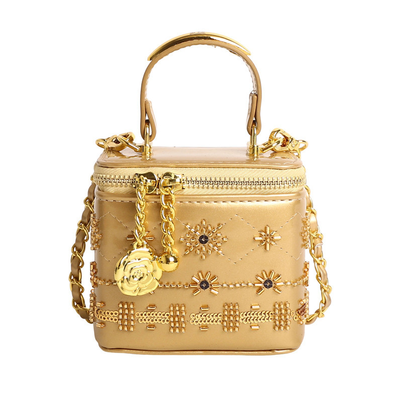 Mini torbica za ruž sa metalnim ukrasima, crossbody stil, ženama, moda, proljeće-ljeto 2026