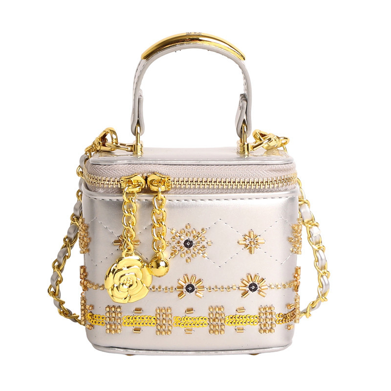 Mini torbica za ruž sa metalnim ukrasima, crossbody stil, ženama, moda, proljeće-ljeto 2026