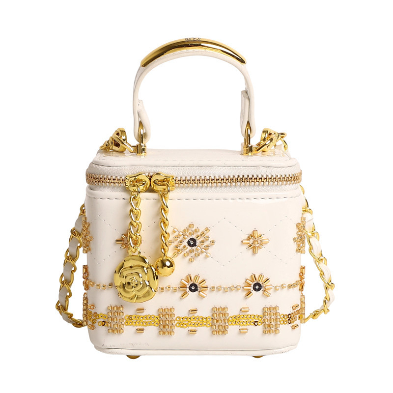Mini torbica za ruž sa metalnim ukrasima, crossbody stil, ženama, moda, proljeće-ljeto 2026