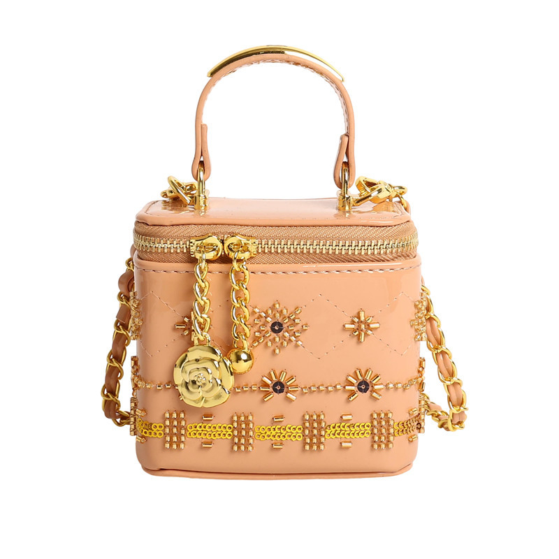 Mini torbica za ruž sa metalnim ukrasima, crossbody stil, ženama, moda, proljeće-ljeto 2026