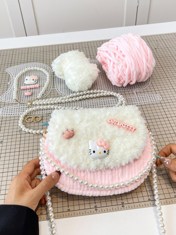 Završena KT mačka ručno pletena torbica s DIY kompletom za pliš – crossbody torba, poklon djevojci